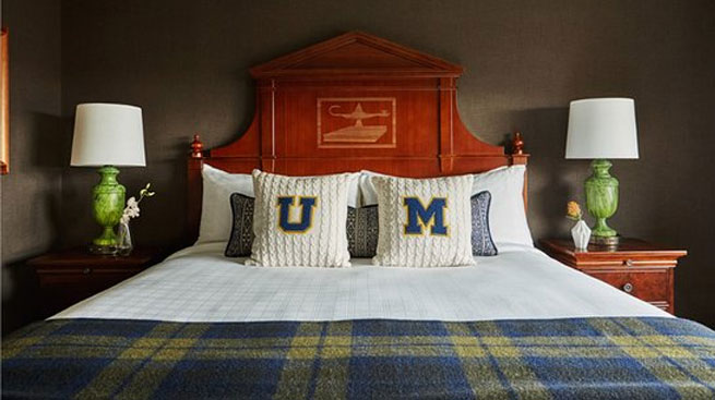 Hotel bed with UM pillows